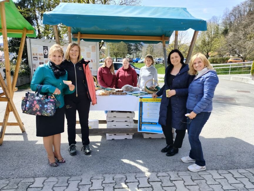 Ekipa Centra za krepitev zdravja iz Zdravstvenega doma Šentjur in zobozdravstvene ambulante Ferdent na prireditvi o zdravju v Šentjurju.